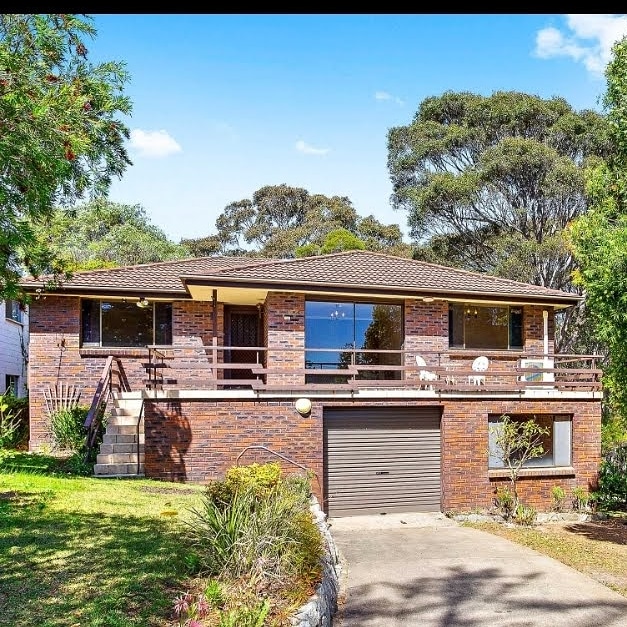 image of suburban 1980 style brown brick house